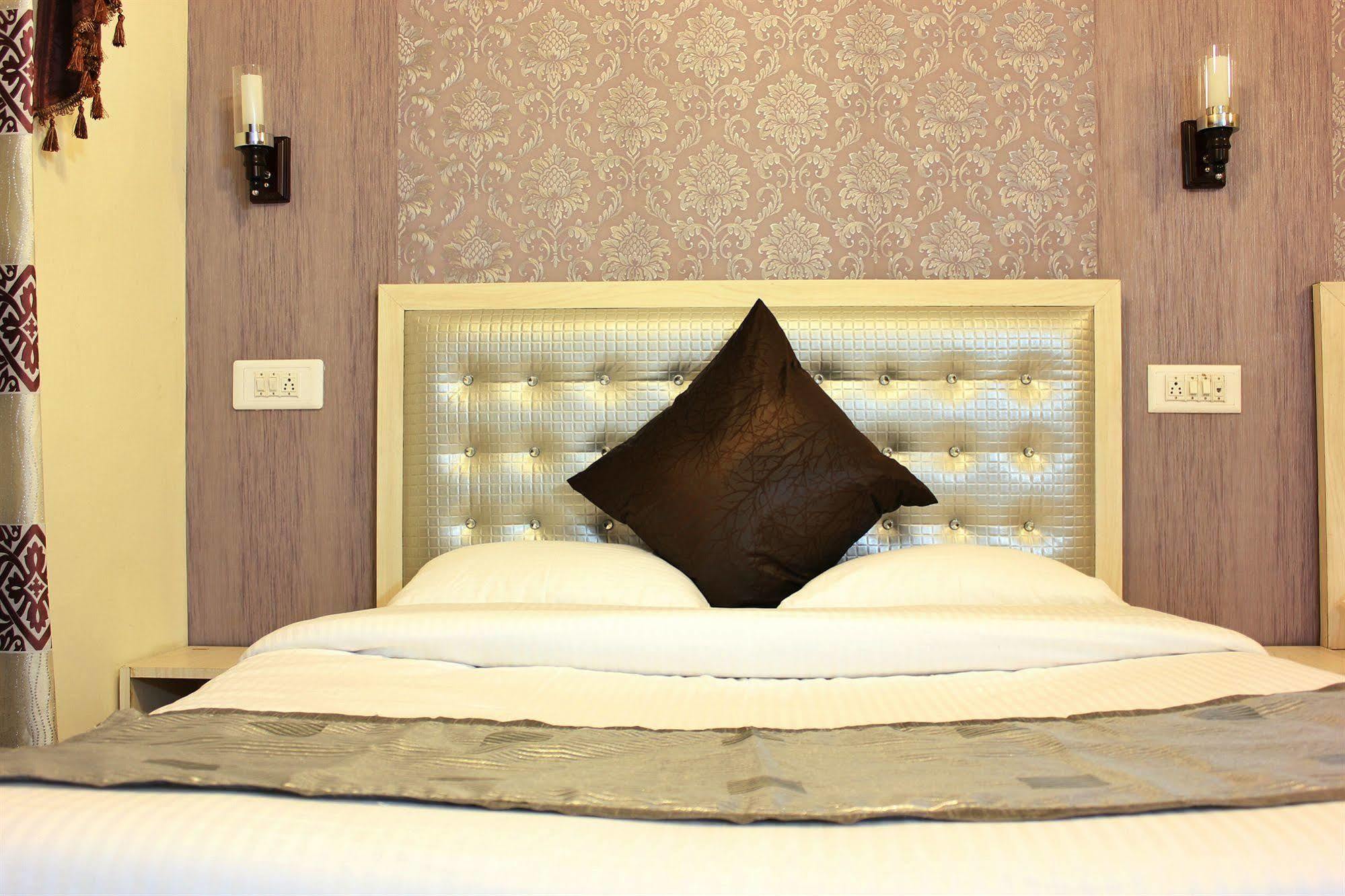 Hotel Walisons Resorts Srinagar  Bagian luar foto
